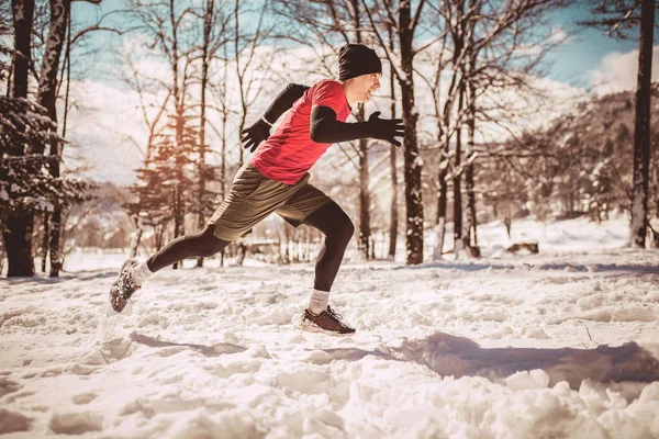 Joven Corriendo Invierno Parque —  Fotos de Stock