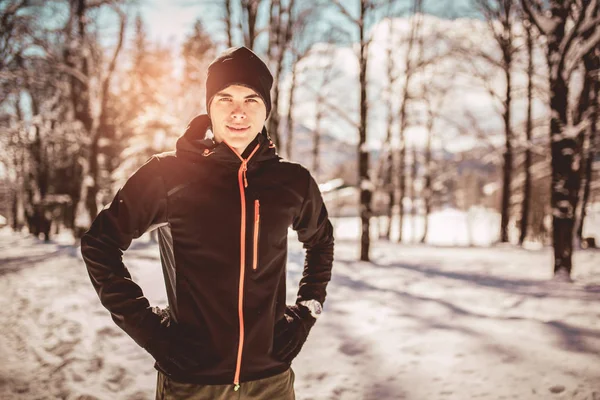 Hombre Deportista Tomando Descanso Correr Condiciones Extremas Nieve —  Fotos de Stock