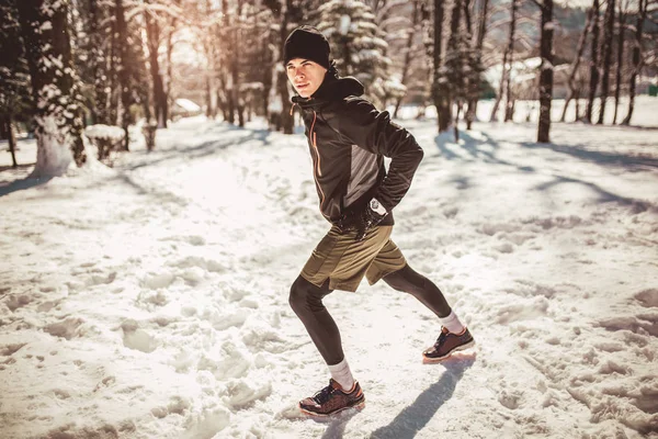 Hombre Deportista Tomando Descanso Correr Condiciones Extremas Nieve —  Fotos de Stock