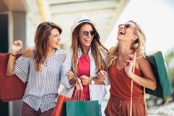 Sale Shopping Toerisme Happy People Concept Mooie Vrouw Met Boodschappentassen — Stockfoto