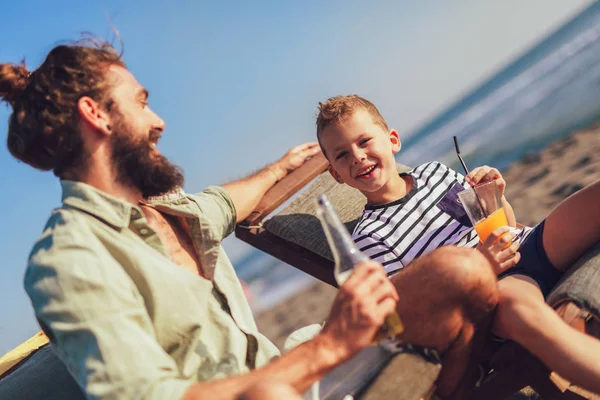 Far Och Son Att Kul Stranden Grupp Porträtt Roliga Lyckliga — Stockfoto