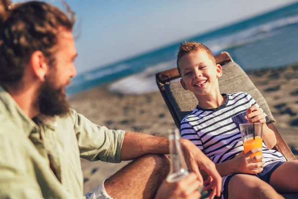 Padre Hijo Divierten Playa Juntos Retrato Divertido Estilo Vida Feliz —  Fotos de Stock