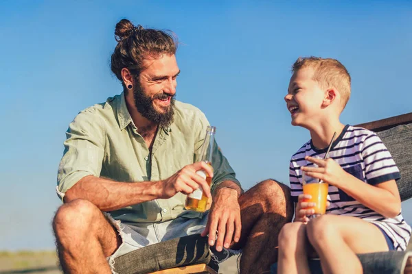Apa Fia Érzik Magukat Tengerparton Együtt Portré Móka Boldog Életmód — Stock Fotó