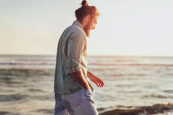 One Man Walking Beach Sunset — Stock Photo, Image