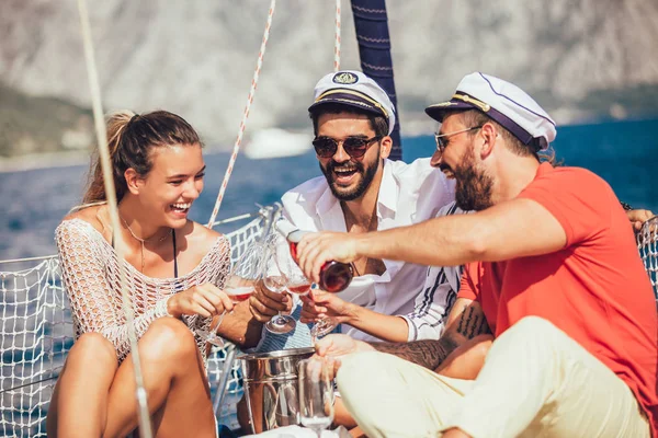 Amigos Sonrientes Sentados Cubierta Del Velero Divertirse Vacaciones Viajes Mar — Foto de Stock