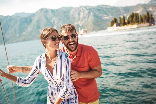 Couple Amoureux Sur Voilier Été — Photo