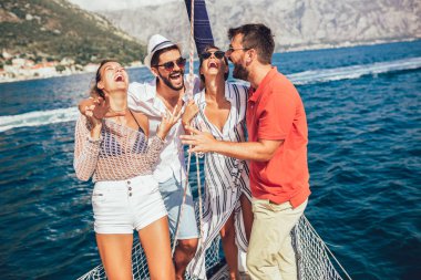 Yelkenli Yat üzerinde arkadaşları gülümseyerek. Tatil, seyahat, deniz, dostluk ve insanlar kavramı