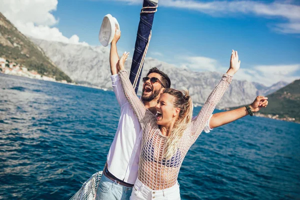 Verliebtes Paar Sommer Auf Einem Segelboot — Stockfoto