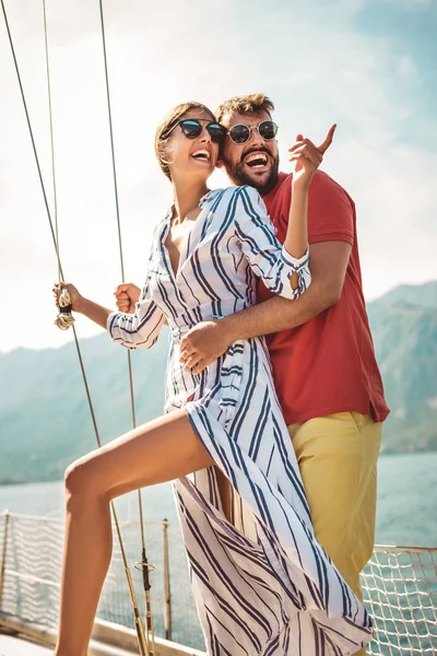 Casal Apaixonado Barco Vela Verão — Fotografia de Stock
