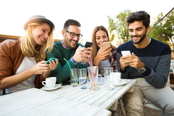 친구의 여자와 이야기 웃으면서 그들의 시간을 즐기고 카페에서 전화를 — 스톡 사진