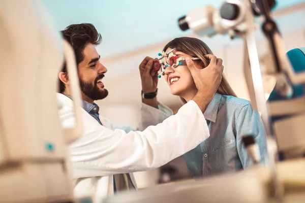 Controle Van Patiënt Gezichtsvermogen Visie Correctie Van Een Optometrist — Stockfoto