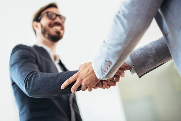 Jonge Zakenlui Handen Schudden Het Kantoor Succesvolle Bijeenkomst Afwerking — Stockfoto