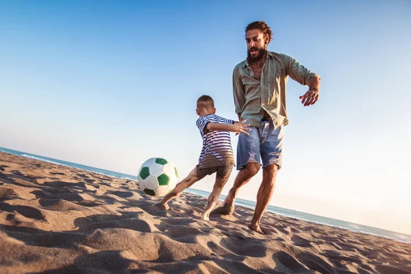 Gelukkig Vader Zoon Spelen Voetbal Voetbal Het Strand Met Geweldige — Stockfoto