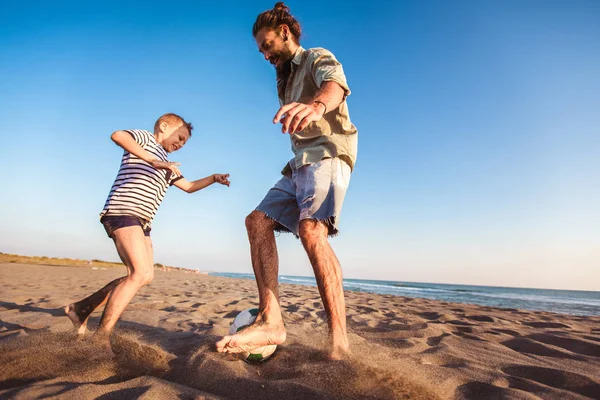 Feliz Padre Hijo Juegan Fútbol Fútbol Playa Tener Gran Tiempo — Foto de Stock