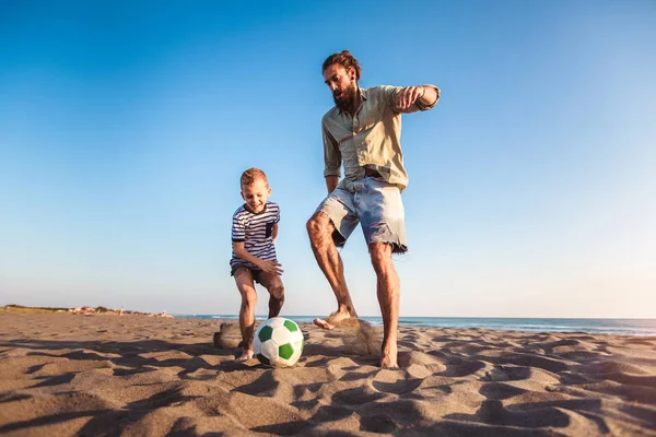 Feliz Padre Hijo Juegan Fútbol Fútbol Playa Tener Gran Tiempo —  Fotos de Stock