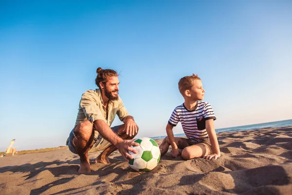 Gelukkig Vader Zoon Spelen Voetbal Voetbal Het Strand Met Geweldige — Stockfoto