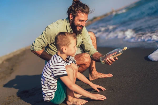 Vader Zoon Het Strand Met Boodschap Een Fles — Stockfoto