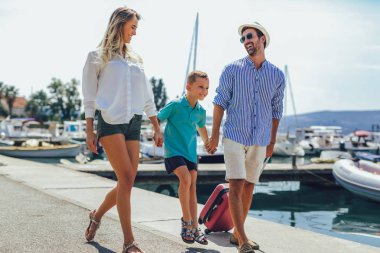 Eğleniyor, denizin kenarında yaz zaman zevk mutlu aile.