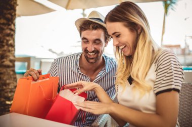 Bir kafede kahve ve alışveriş sonra konuşma zevk içinde oturan güzel sevgi dolu çift