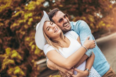 Eğleniyor ve açık havada birlikte gülen genç Çift