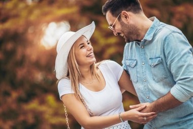 Eğleniyor ve açık havada birlikte gülen genç Çift