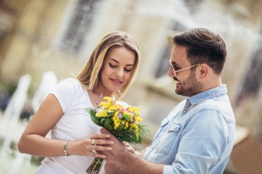 Çiçekli kadın şaşırtıcı genç adam resmi
