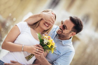 Çiçekli kadın şaşırtıcı genç adam resmi