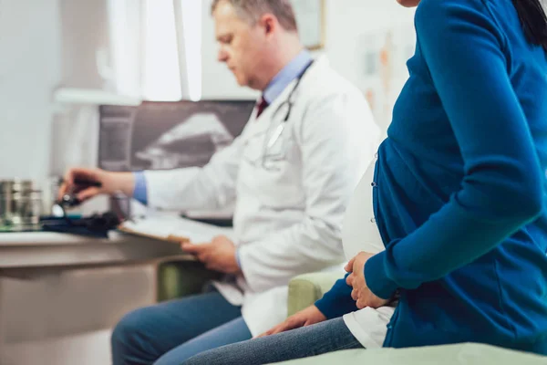 Πορτρέτο Του Αρσενικό Γιατρός Που Κατέχουν Έγγραφο Ενώ Κάθεται Έγκυο — Φωτογραφία Αρχείου