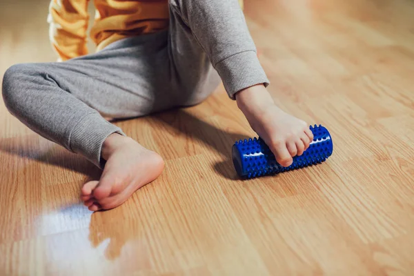 Ejercicio Corrección Pies Planos Niño Pequeño Usando Rodillo Goma Con —  Fotos de Stock