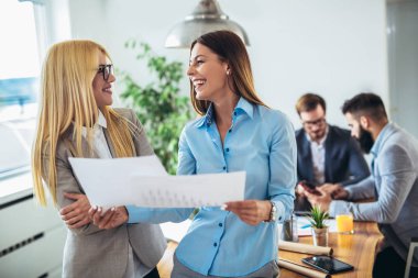 Meslektaşım arka planda iken iki genç işkadını portresi