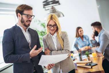 Meslektaşım arka planda iken iki genç iş adamları portresi