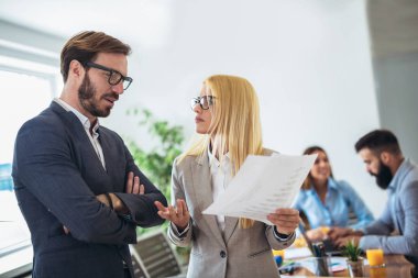 Meslektaşım arka planda iken iki genç iş adamları portresi