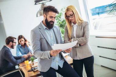 Meslektaşım arka planda iken iki genç iş adamları portresi