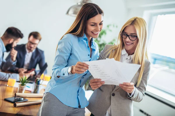 Porträt Von Zwei Jungen Geschäftsfrauen Während Kollegin Hintergrund — Stockfoto