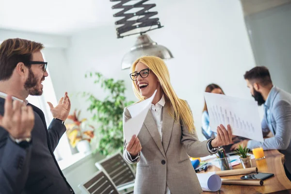 Retrato Dois Jovens Empresários Enquanto Colega Fundo — Fotografia de Stock