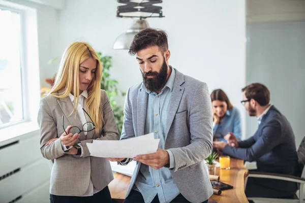 Retrato Dos Jóvenes Empresarios Mientras Eran Colegas Fondo — Foto de Stock