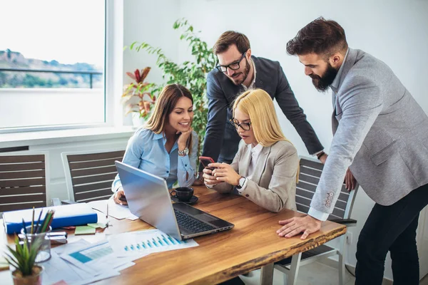 Pebisnis Yang Bekerja Sama Dalam Proyek Dan Brainstorming Kantor — Stok Foto