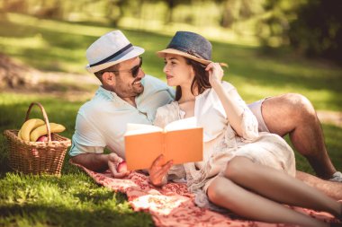 Güzel çift piknik zaman açık kitap okuma zevk