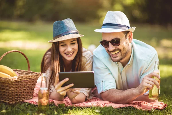 Par Liggande Picknick Filt Park Med Picknickkorg Fylld Med Frukt — Stockfoto