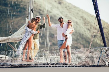 Yelkenli Yat üzerinde arkadaşları gülümseyerek. Tatil, seyahat, deniz, dostluk ve insanlar kavramı
