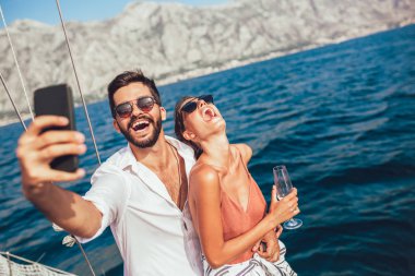 Yaz aylarında bir yelken tekne aşık Çift.