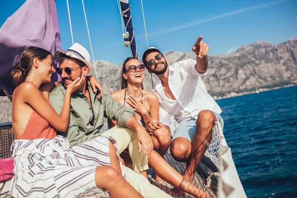 Amigos Sorridentes Sentados Convés Veleiro Divertindo Férias Viagens Mar Amizade — Fotografia de Stock