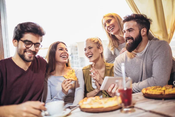 Jovens Amigos Compartilhando Pizza Café Interno — Fotografia de Stock