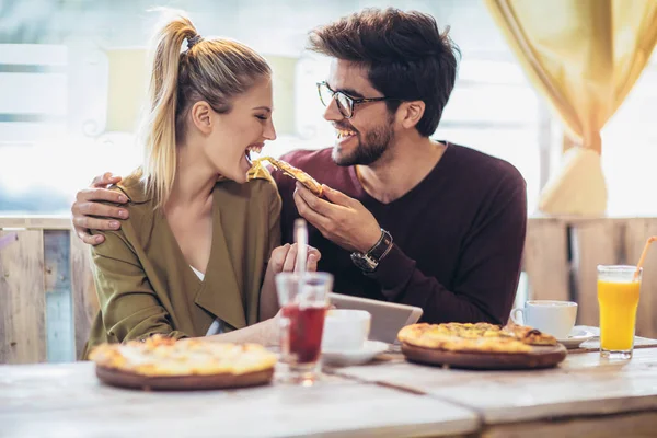 Sonriente Pareja Disfrutando Pizza Divirtiéndose Juntos — Foto de Stock