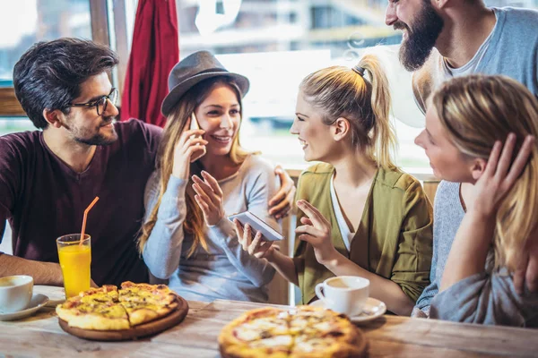 Молоді Друзі Діляться Піцою Критому Кафе — стокове фото