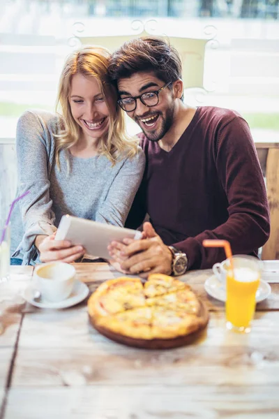 Pareja Sonriente Disfrutando Pizza Divirtiéndose Juntos Usando Tableta — Foto de Stock