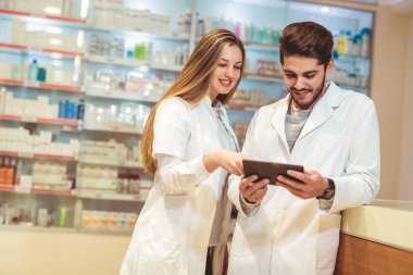 Eczacı eczane tıpta denetlerken dijital tablet kullanma