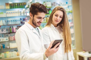 Eczacı eczane tıpta denetlerken dijital tablet kullanma