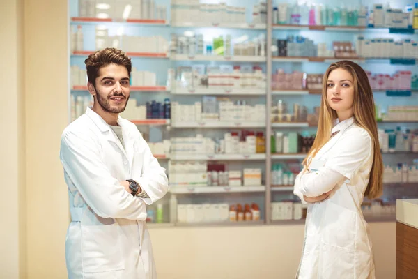 Farmacéuticas Femeninas Masculinas Farmacia —  Fotos de Stock