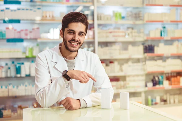 Przyjazny Dla Farmaceuty Mężczyzna Dozowanie Leku Przytrzymanie Pudełko Tabletkami — Zdjęcie stockowe